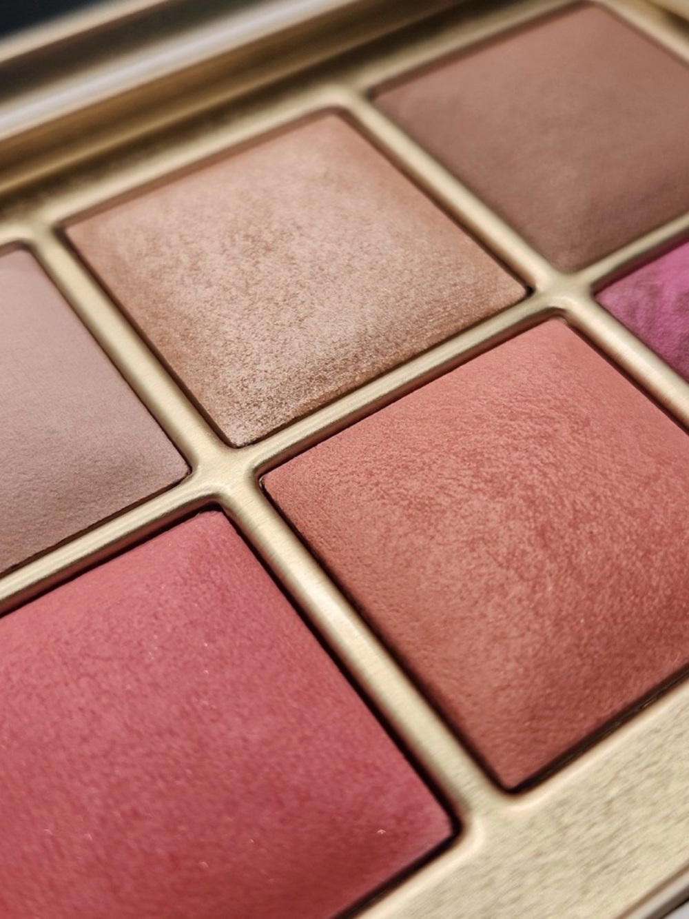 Hourglass Ambient Palette - White with Gold Accents - Picture 6 of 6